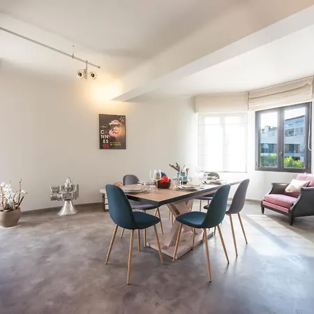 아파트 Duplex Walking From The